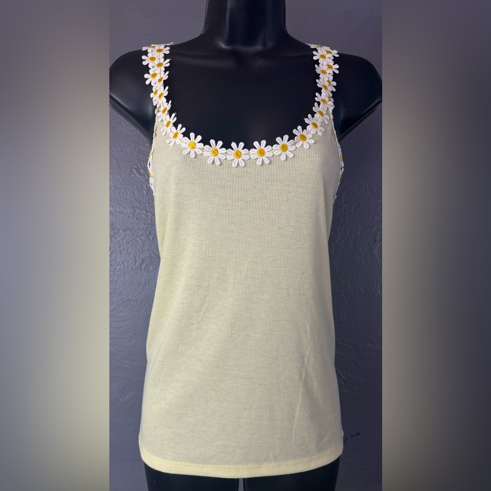 NWT-Daisy Trim Scoop Neck Tank Top in Pale Yellow Size XL